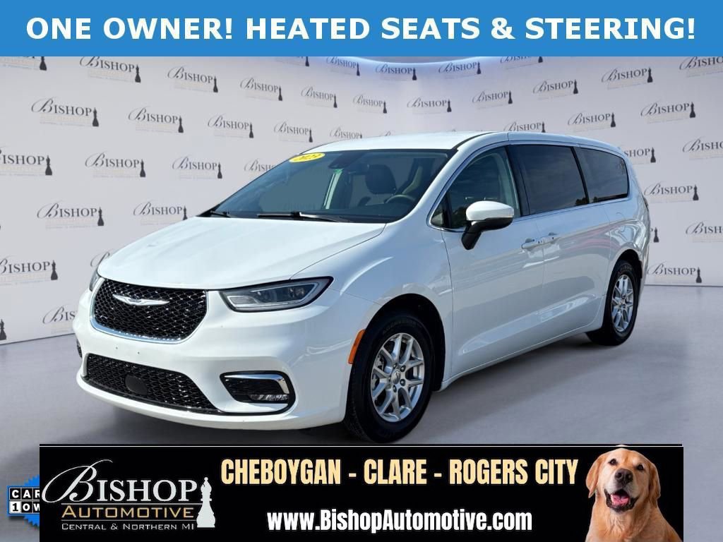 2023 Chrysler Pacifica Touring L's photo