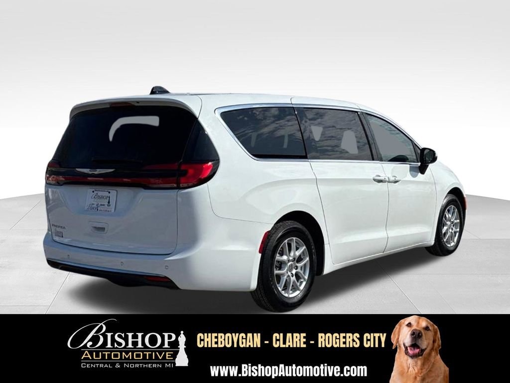 2023 Chrysler Pacifica Touring L image 13
