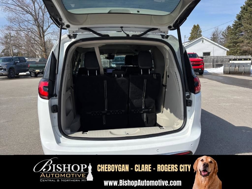 2023 Chrysler Pacifica Touring L image 17
