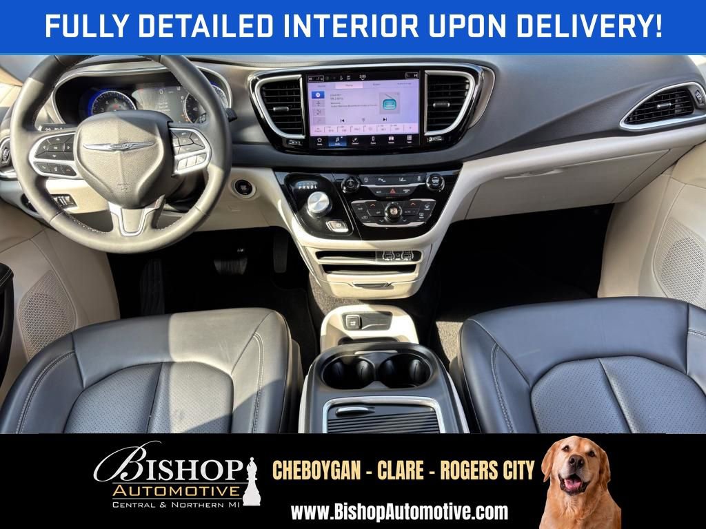 2023 Chrysler Pacifica Touring L image 3