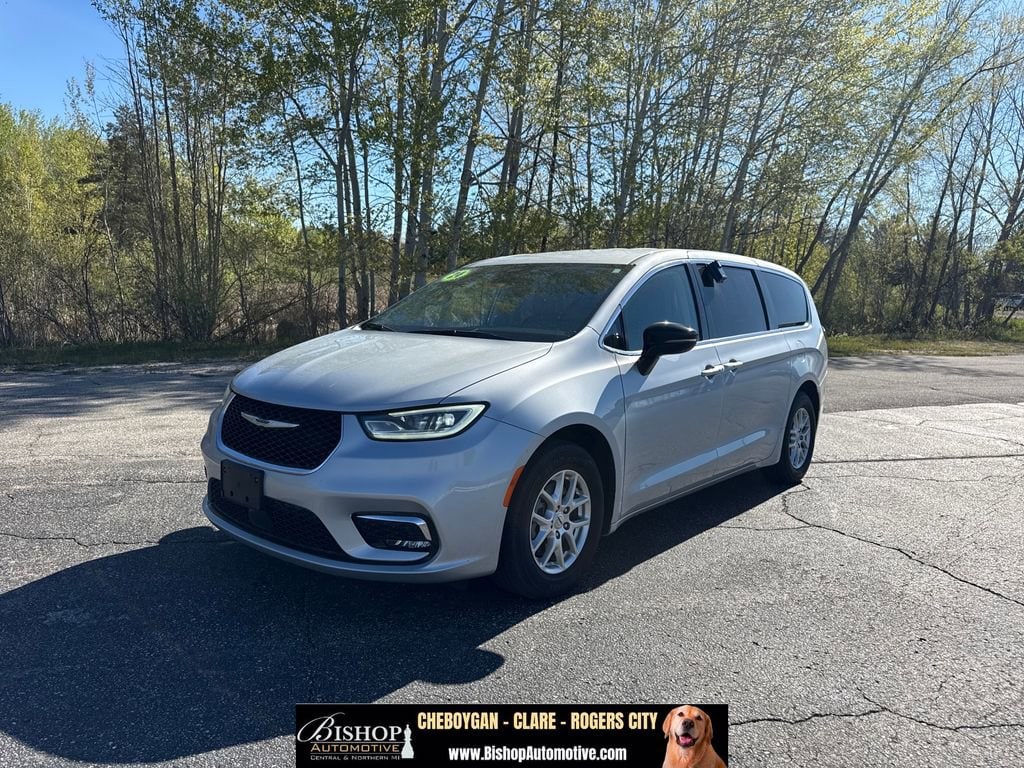 2024 Chrysler Pacifica Touring L's photo
