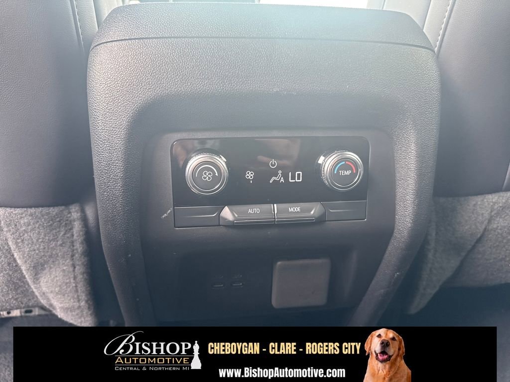 2024 GMC Acadia Elevation image 32