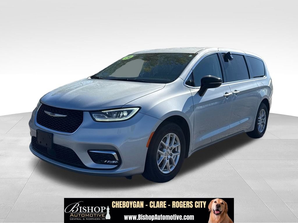 2024 Chrysler Pacifica Touring L's photo