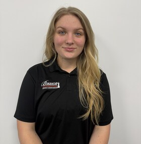 Staff member Isabel from ID_470104