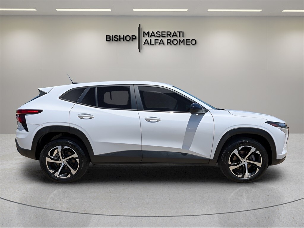 2025 Chevrolet Trax photo 2