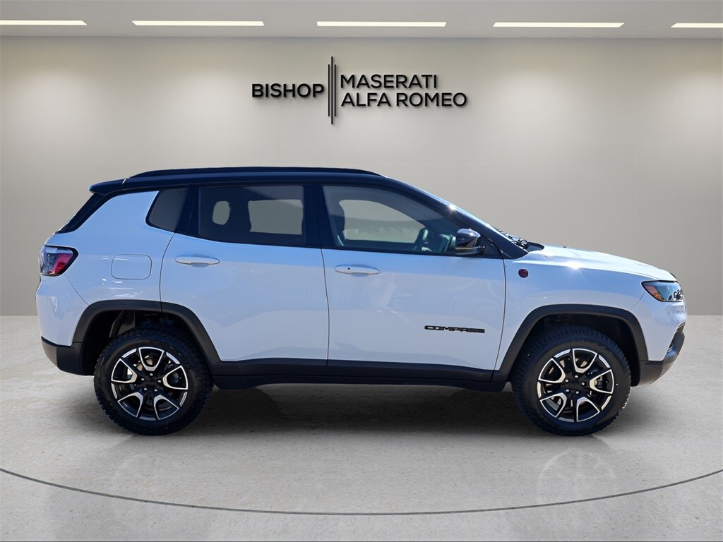 2024 Jeep Compass Trailhawk photo 2