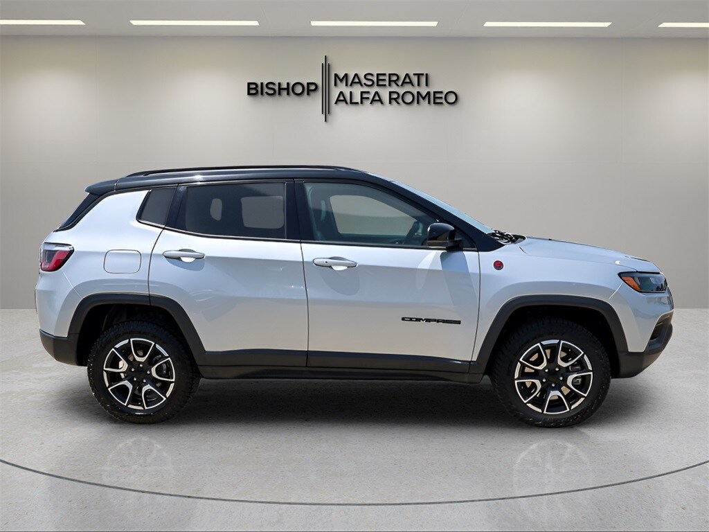 2024 Jeep Compass Trailhawk photo 2