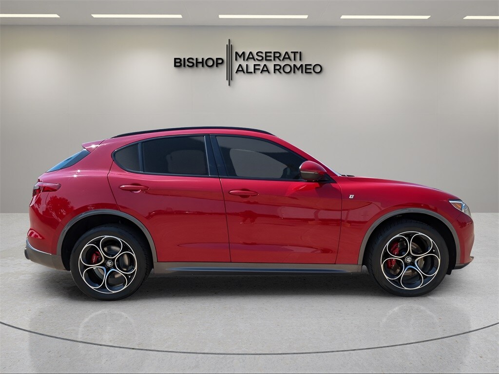 2022 Alfa Romeo Stelvio Ti photo 2