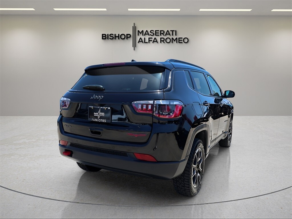2024 Jeep Compass Trailhawk photo 2