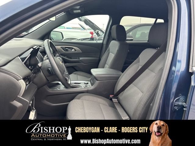 2023 Chevrolet Traverse LT Cloth vehicle photo 2