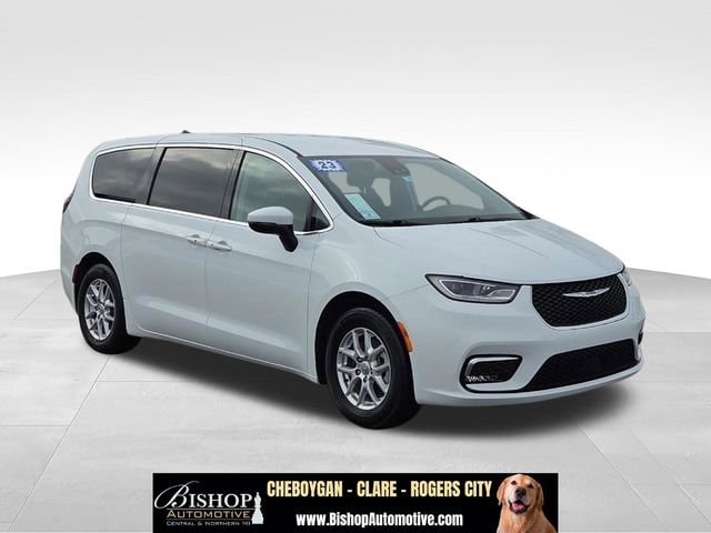 2023 Chrysler Pacifica Touring L's photo