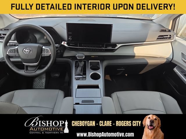 2025 Toyota Sienna XLE vehicle photo 3