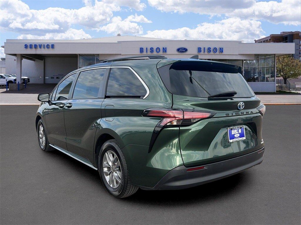 2022 Toyota Sienna XLE photo 2