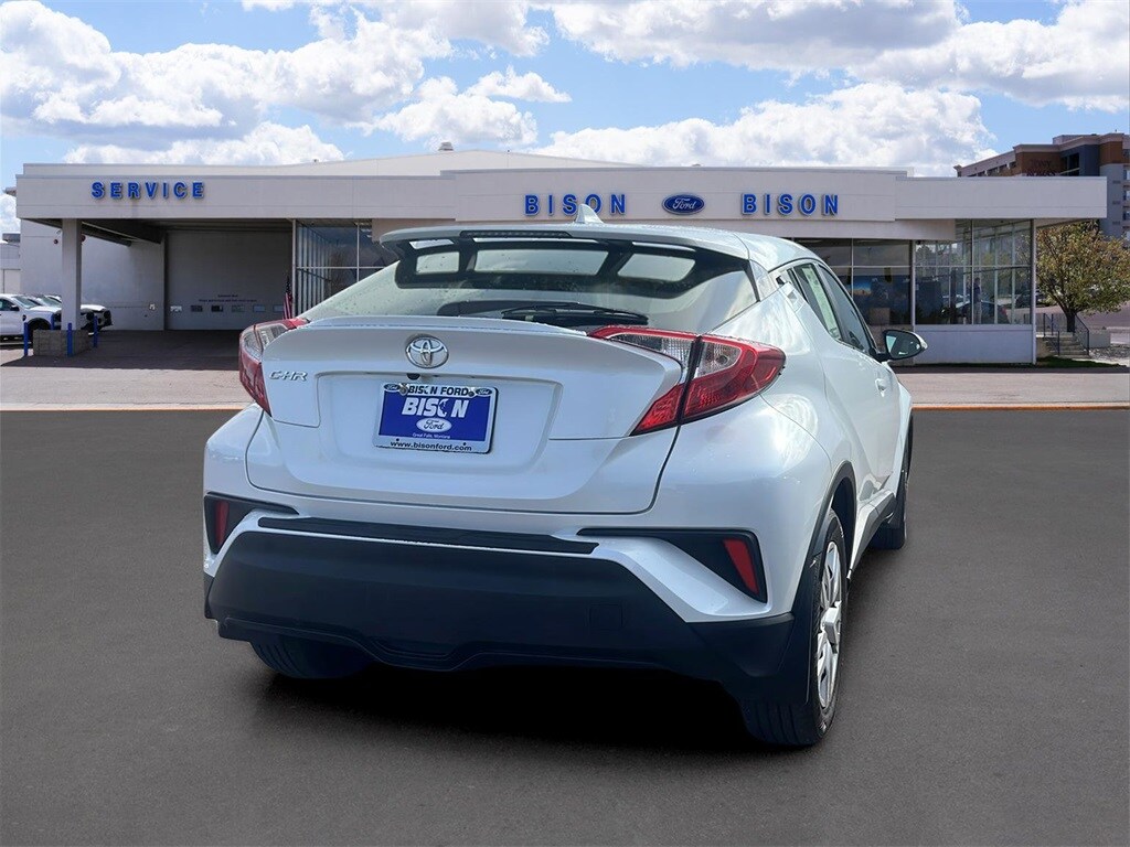 2022 Toyota C-HR XLE photo 2