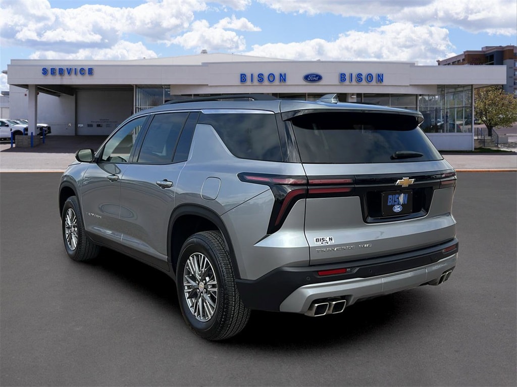 Used 2025 Chevrolet Traverse LT SUV