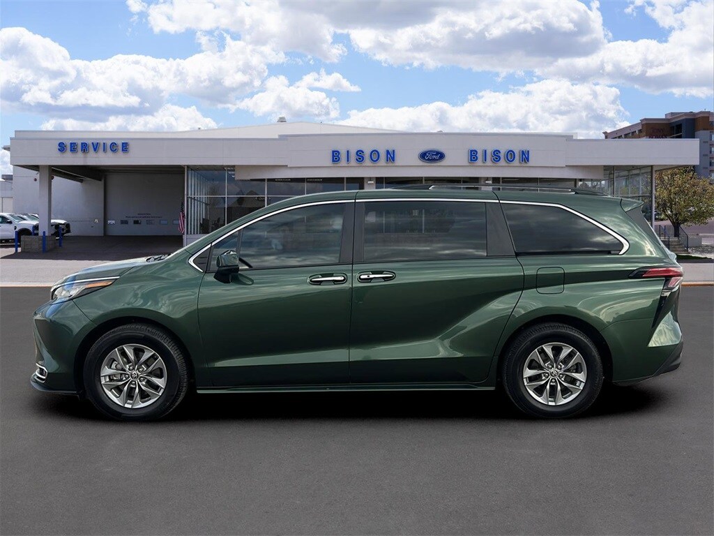 2022 Toyota Sienna XLE photo 3