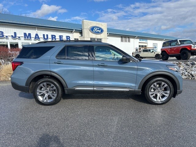 2025 Ford Explorer photo 2
