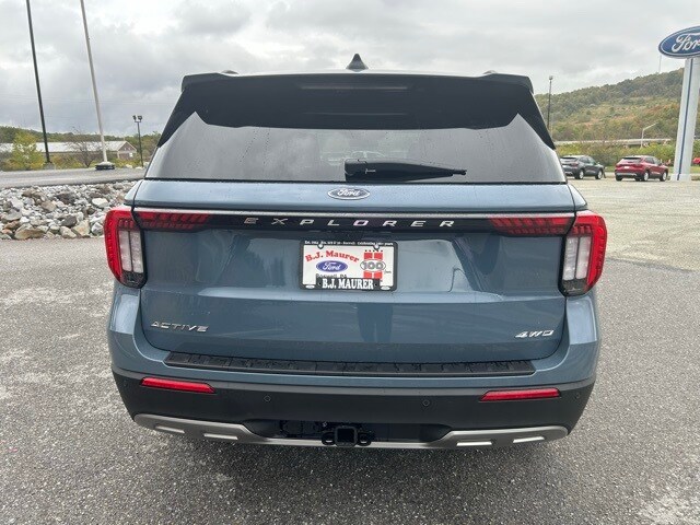 2025 Ford Explorer photo 4