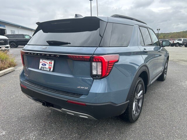 2025 Ford Explorer photo 3