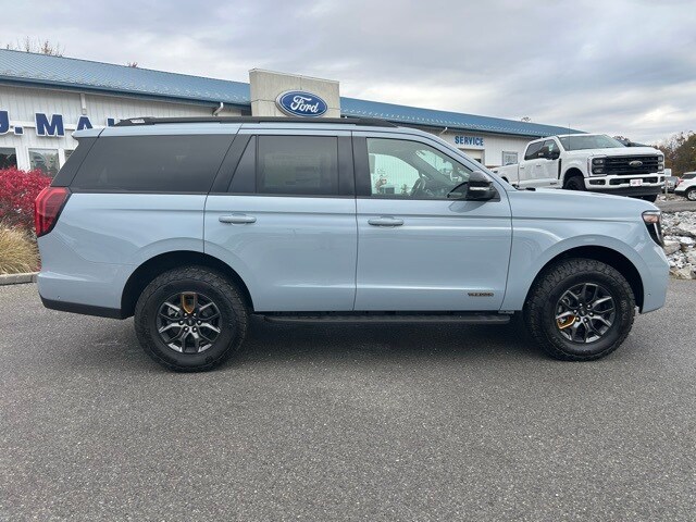 2025 Ford Expedition photo 2