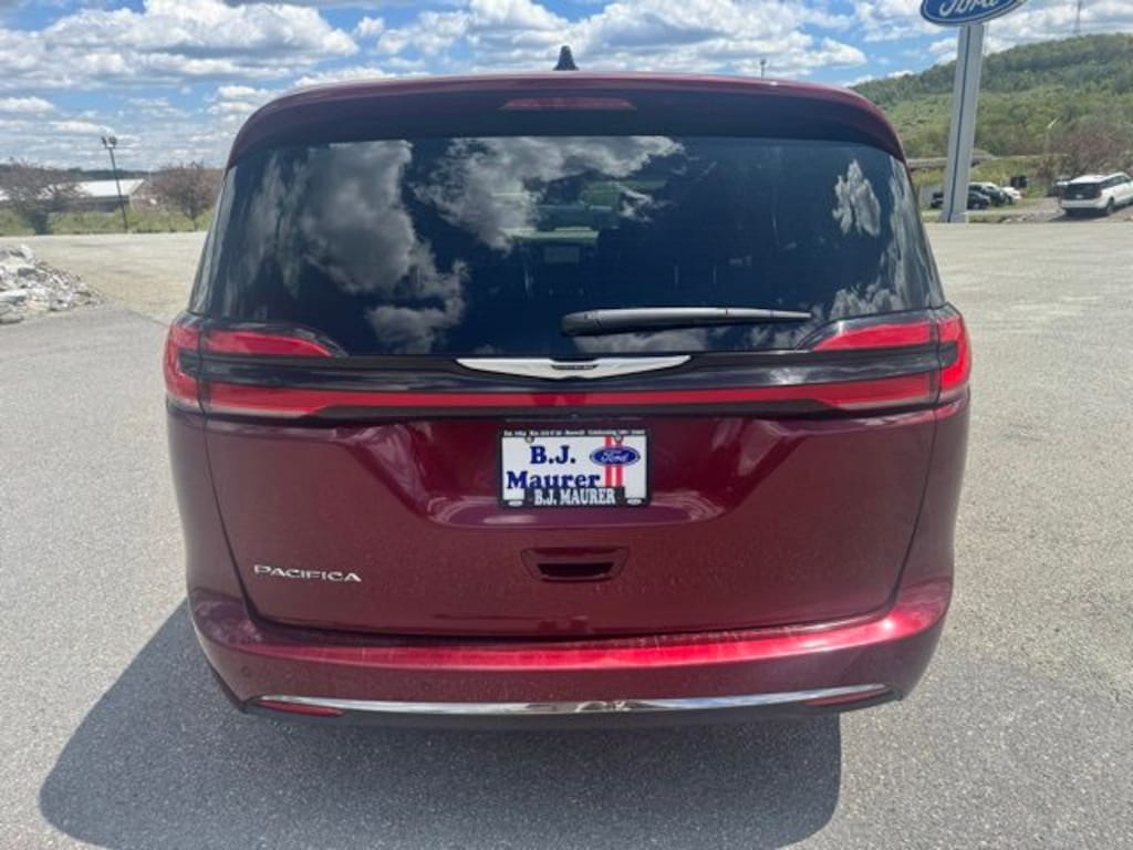 Used 2023 Chrysler Pacifica Touring L Minivan/Van