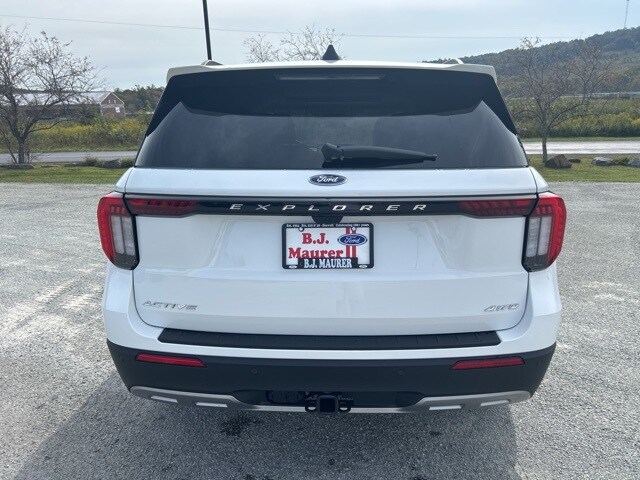 2025 Ford Explorer photo 2