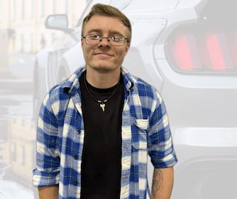 Staff member Derek from ID_1bd420