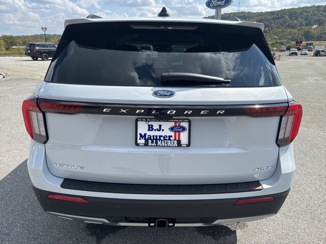 2025 Ford Explorer photo 2