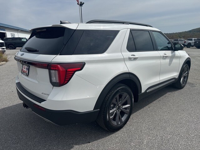 2025 Ford Explorer photo 2