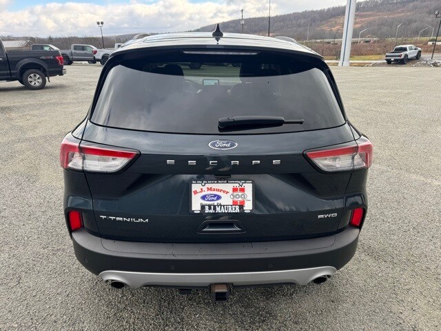 2022 Ford Escape Titanium photo 3