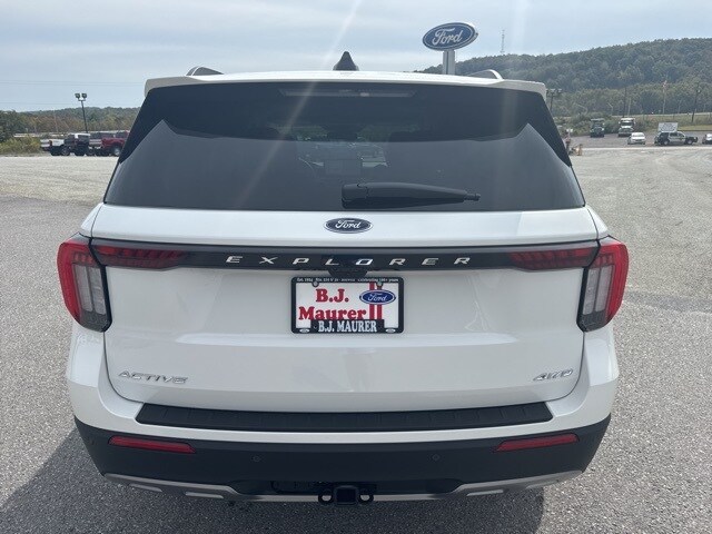 2025 Ford Explorer photo 3