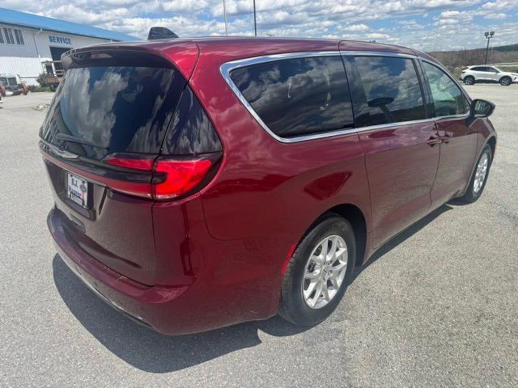 Used 2023 Chrysler Pacifica Touring L Minivan/Van