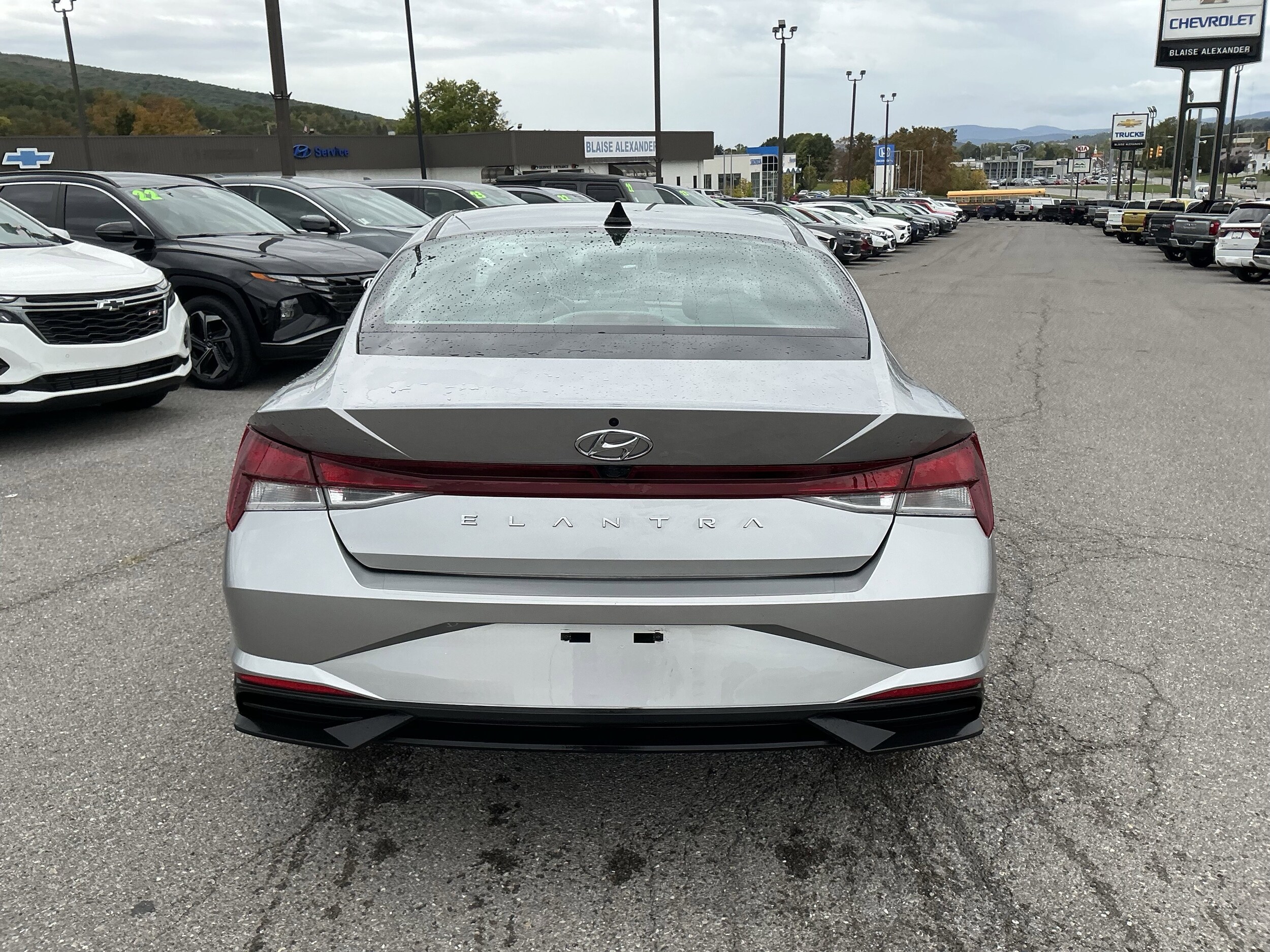 2022 Hyundai Elantra SEL photo 4