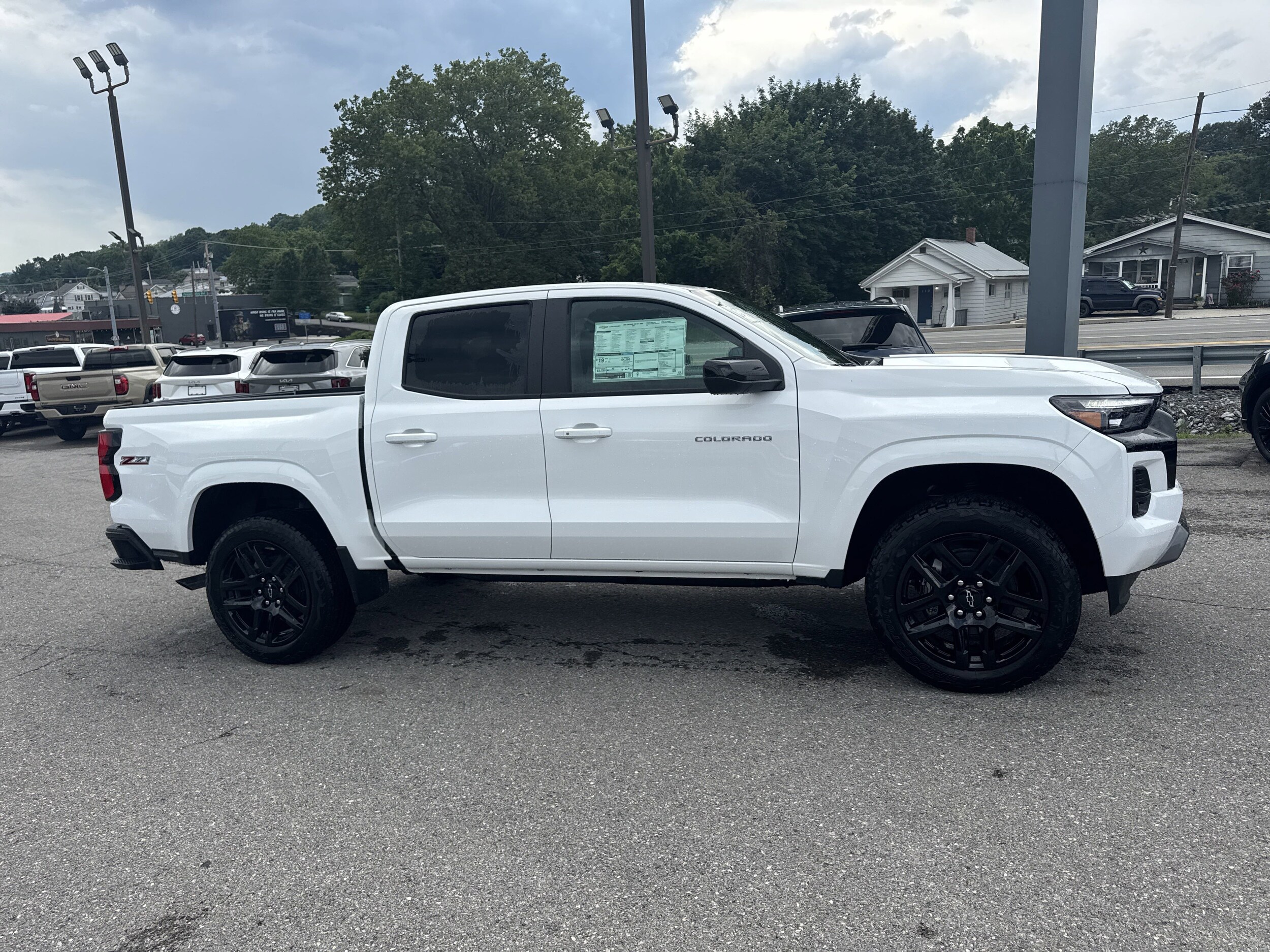2025 Chevrolet Colorado Z71 photo 2