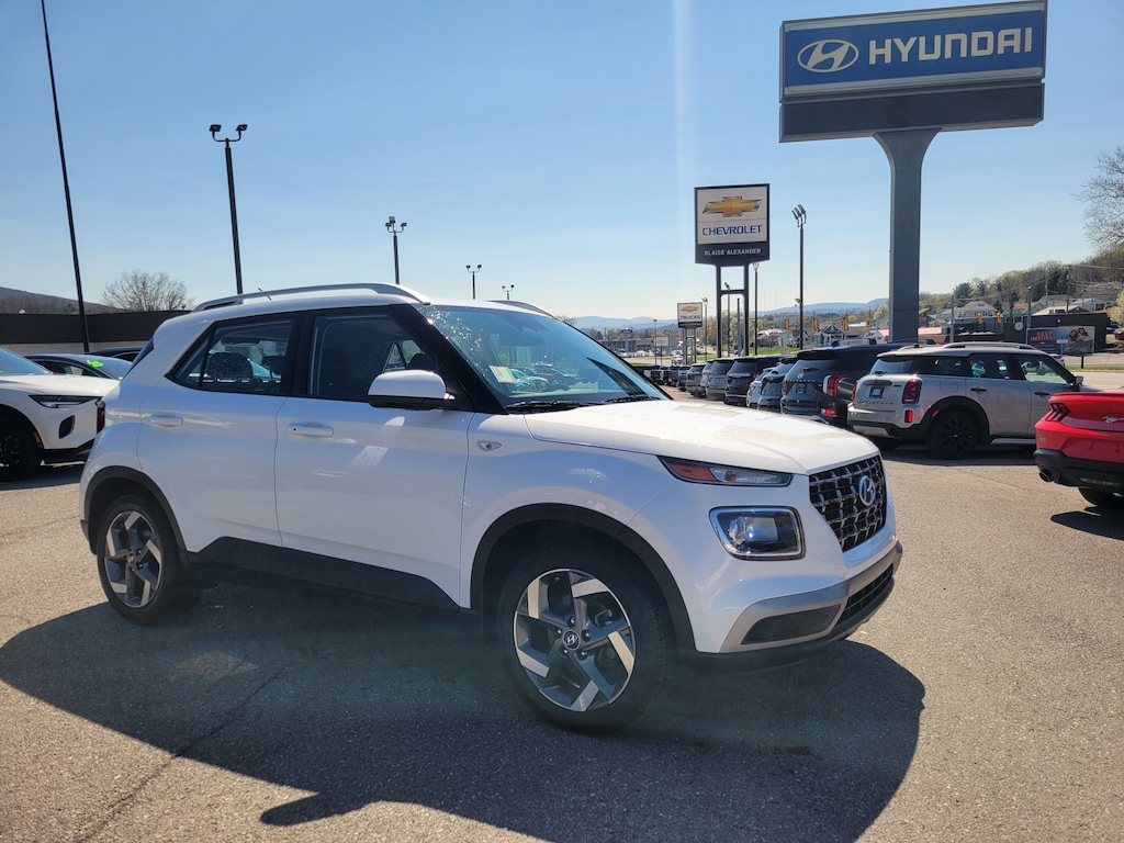 Used 2024 Hyundai Venue SEL SUV