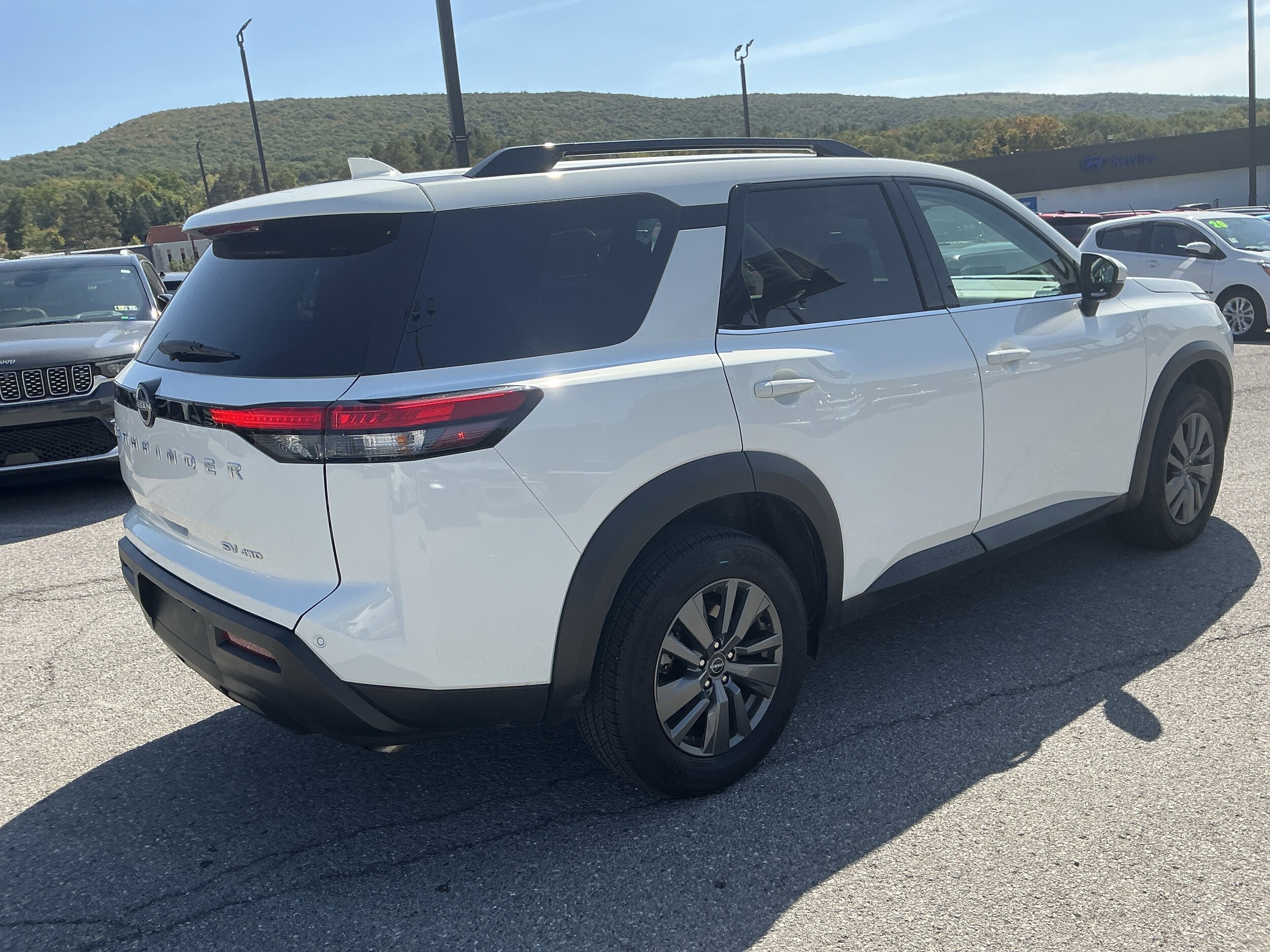 2024 Nissan Pathfinder SV photo 2