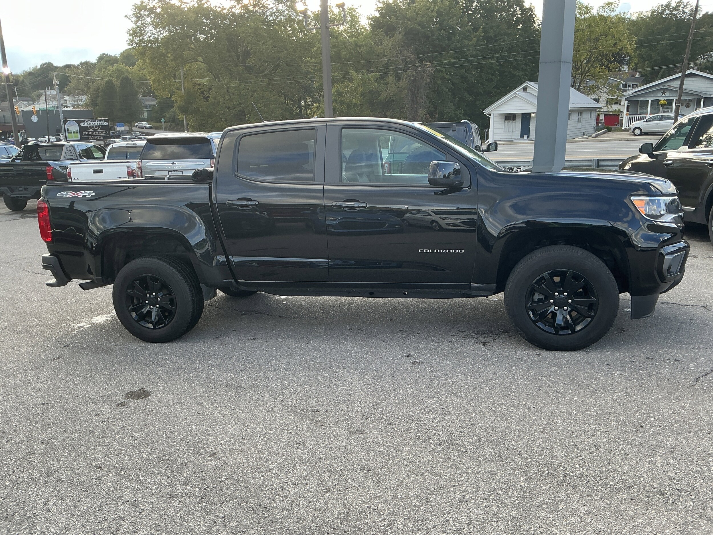 2022 Chevrolet Colorado LT photo 2