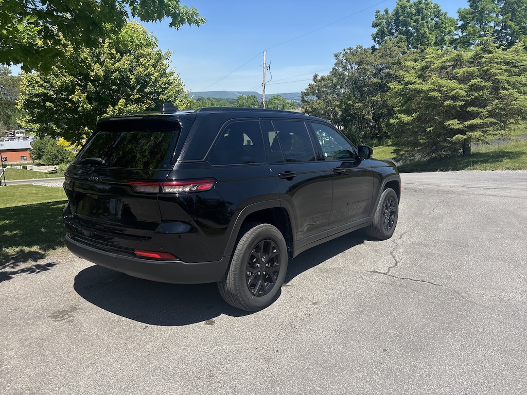 Used 2025 Jeep Grand Cherokee Altitude SUV