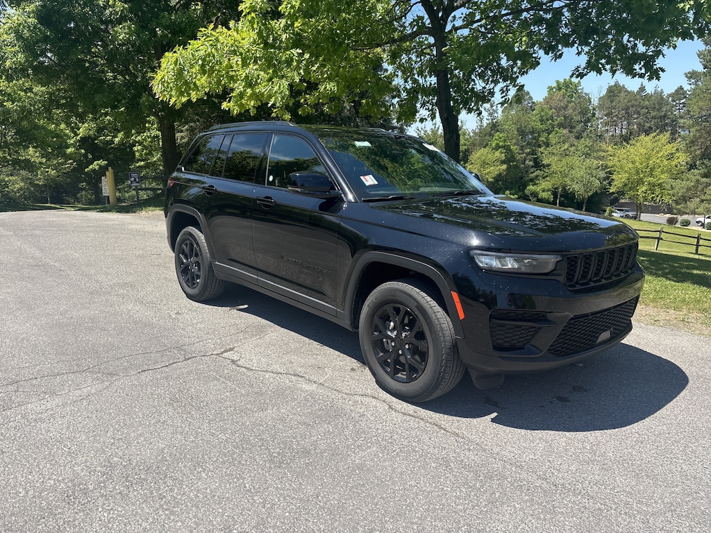 Used 2025 Jeep Grand Cherokee Altitude SUV