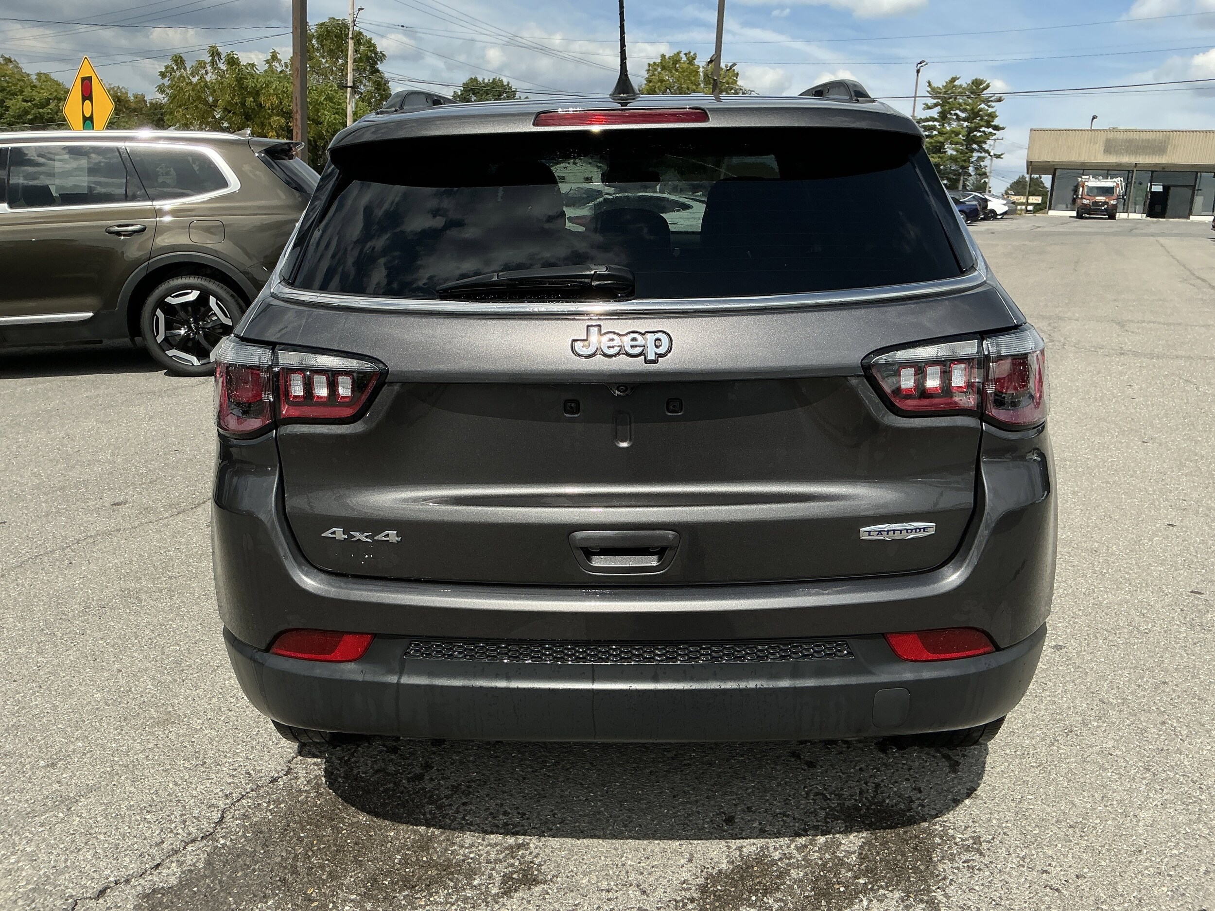 2023 Jeep Compass Latitude photo 2