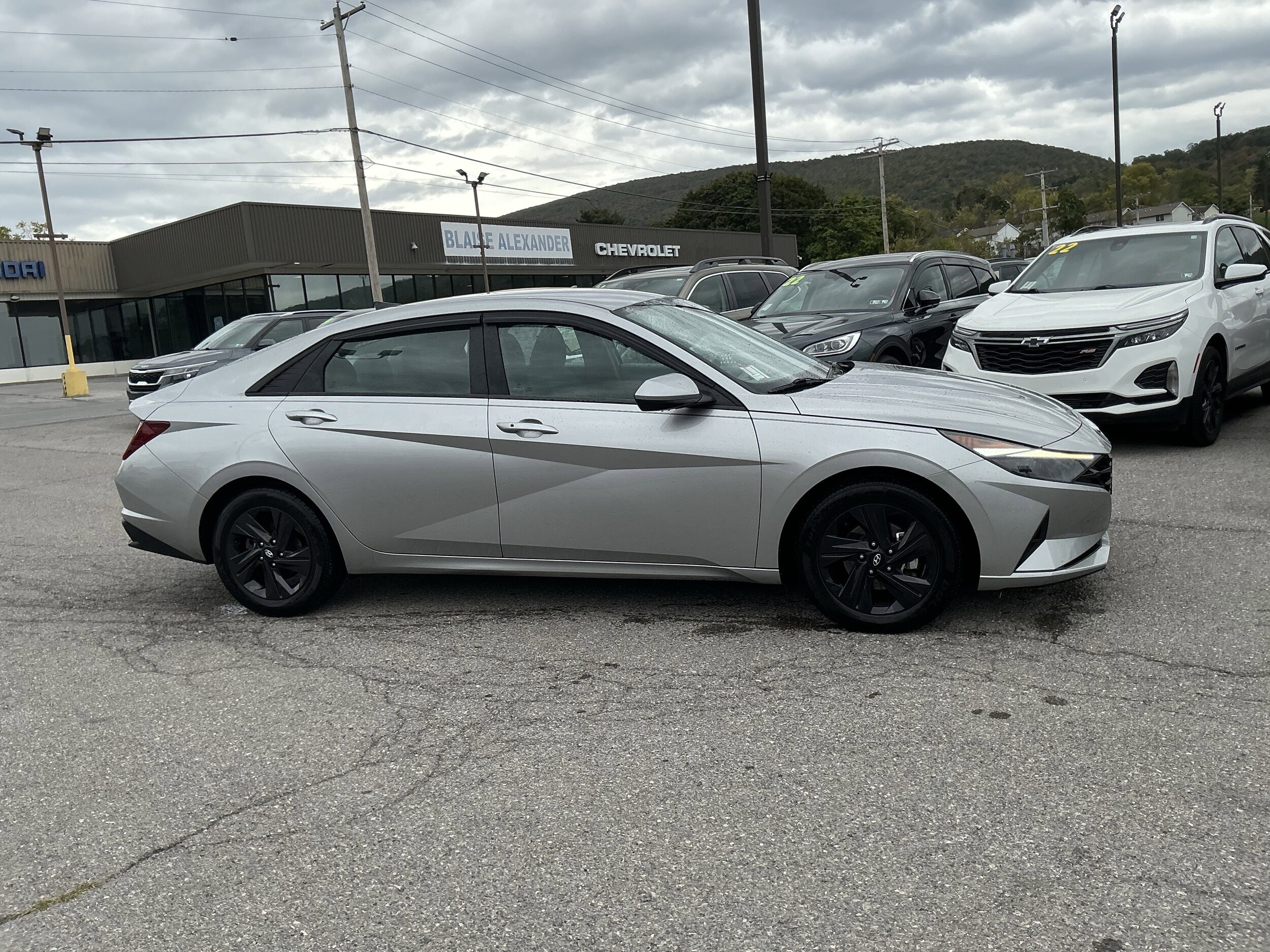 2022 Hyundai Elantra SEL photo 2