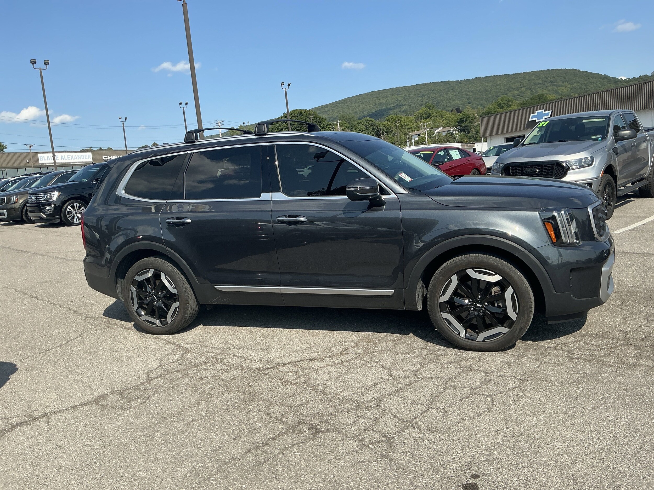 2024 Kia Telluride S photo 2