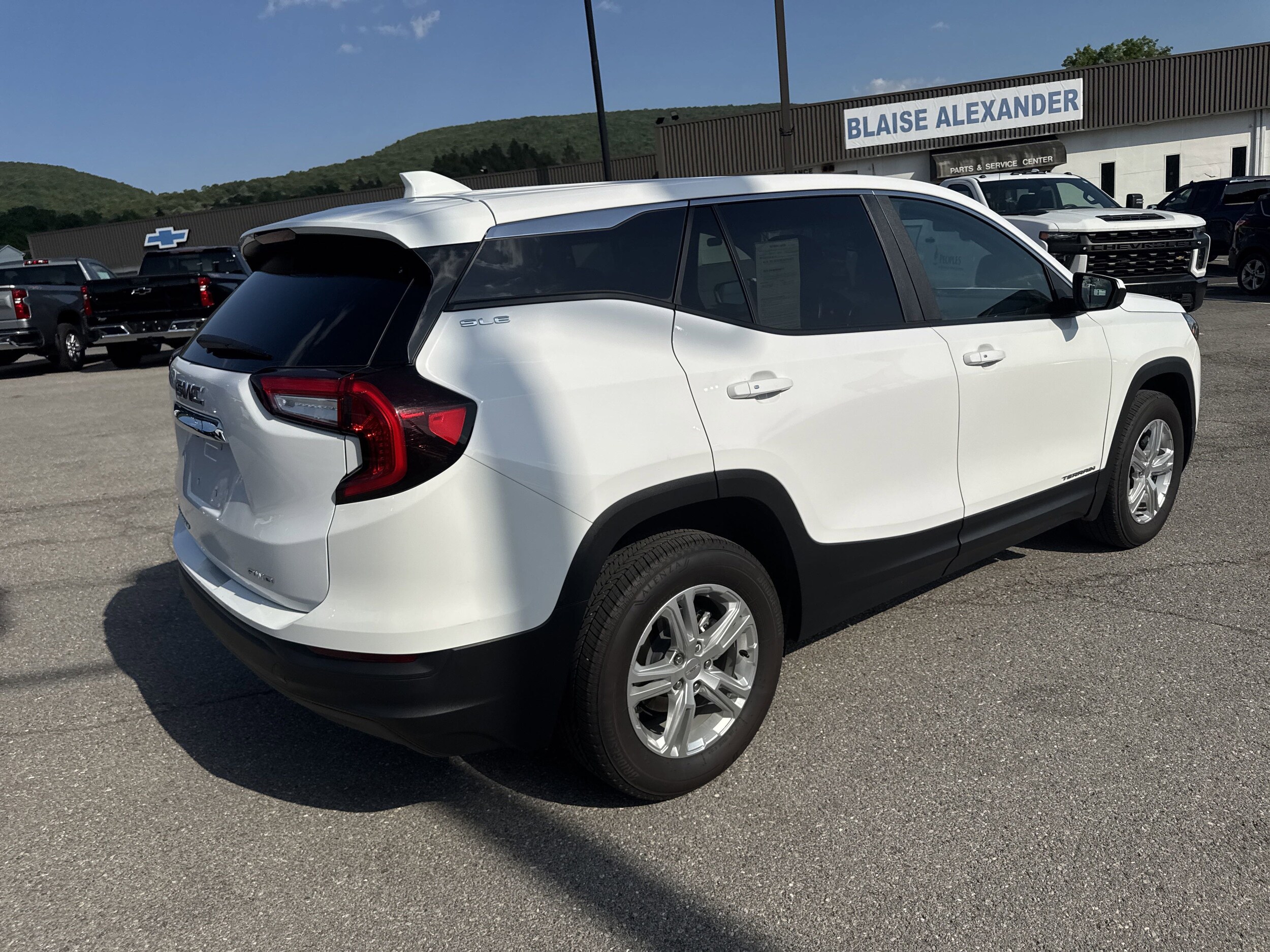 2024 Gmc Terrain SLE photo 3