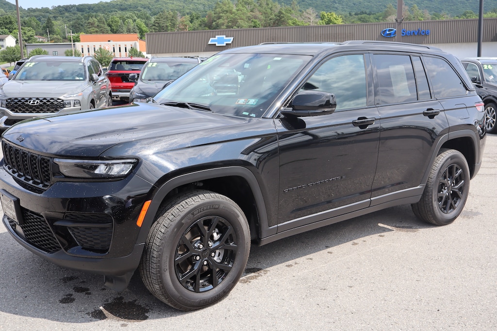 Used 2025 Jeep Grand Cherokee Altitude SUV