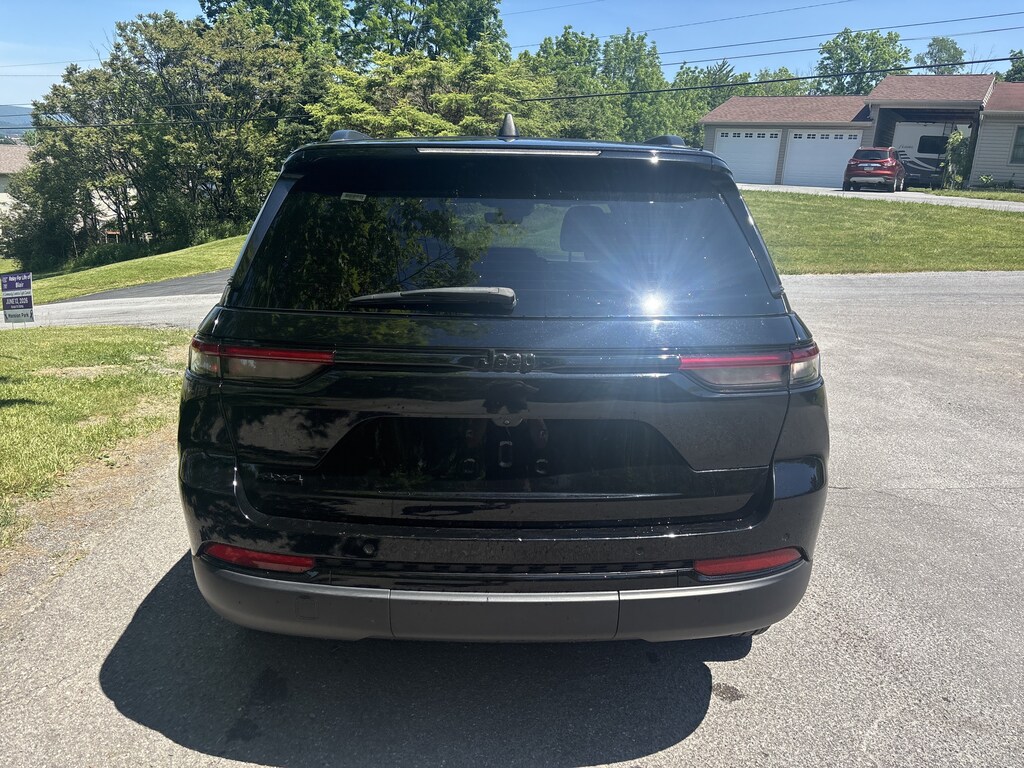 Used 2025 Jeep Grand Cherokee Altitude SUV