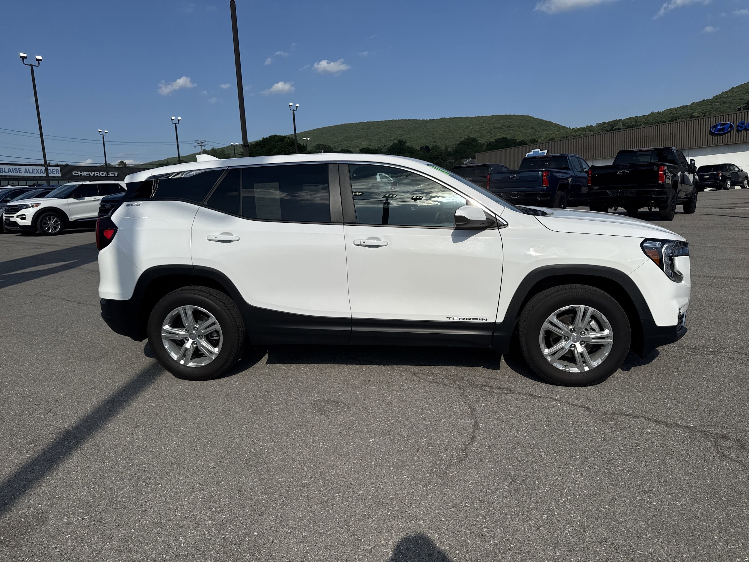 2024 Gmc Terrain SLE photo 2