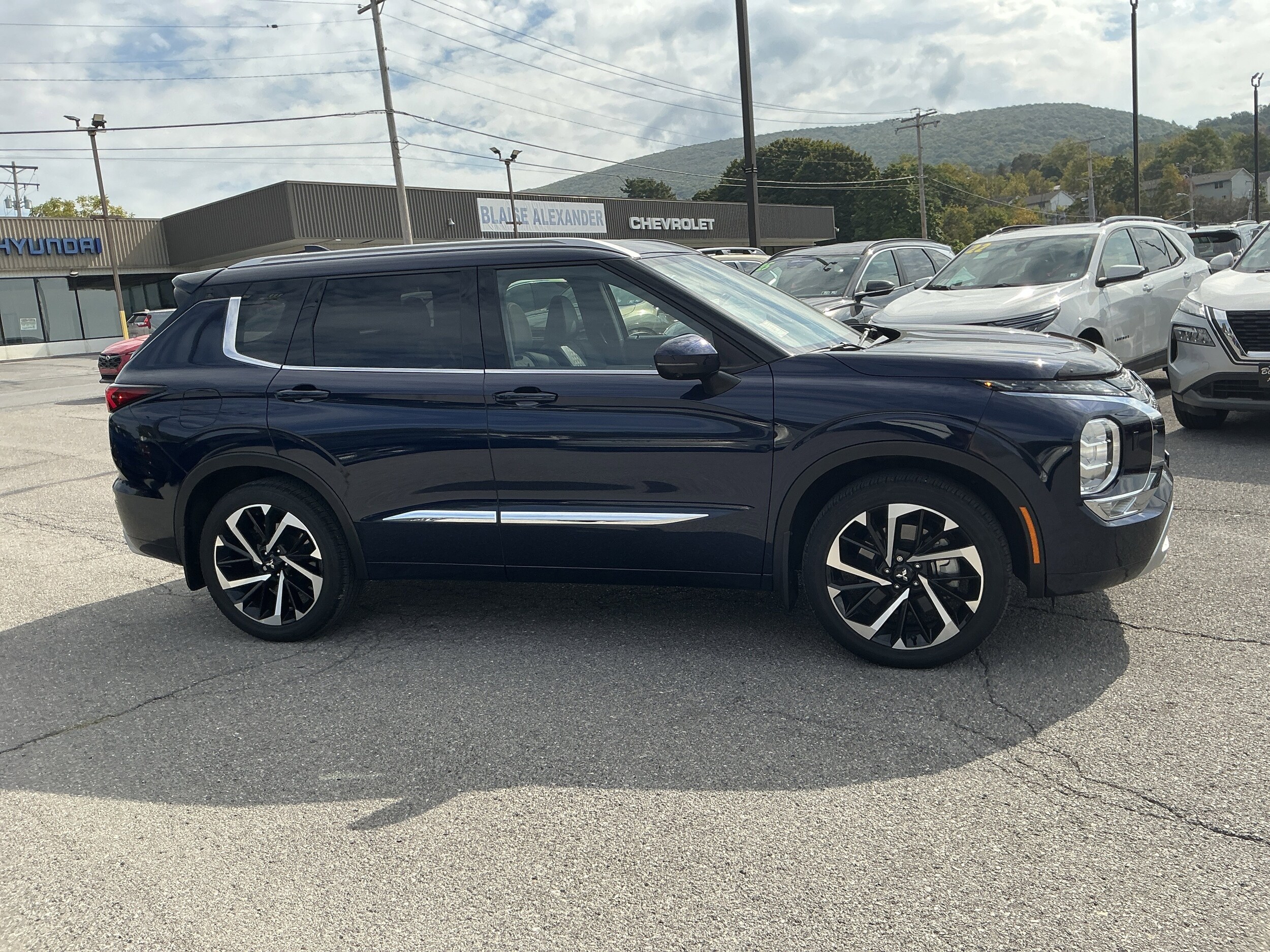2022 Mitsubishi Outlander SEL photo 2