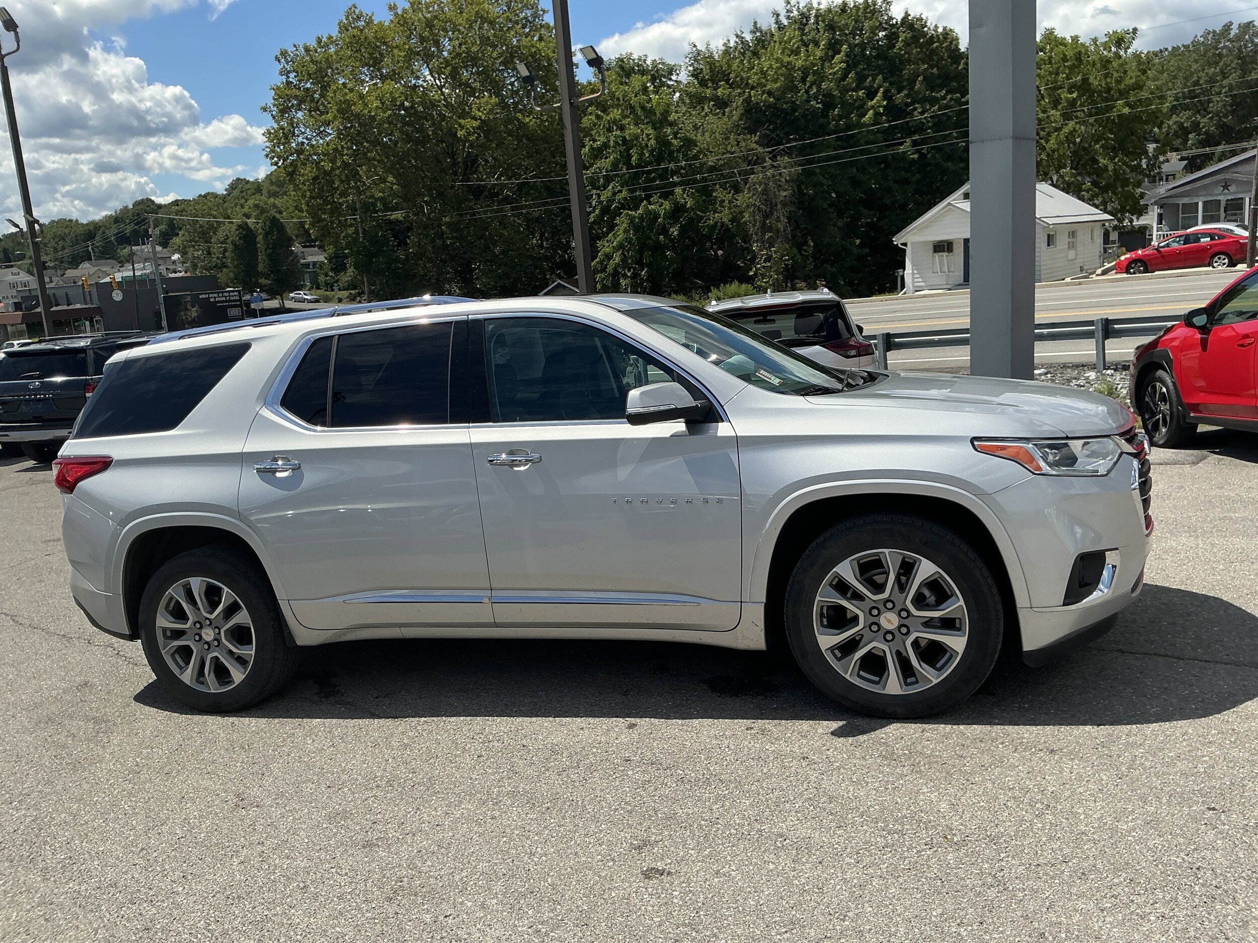 2021 Chevrolet Traverse Premier photo 2