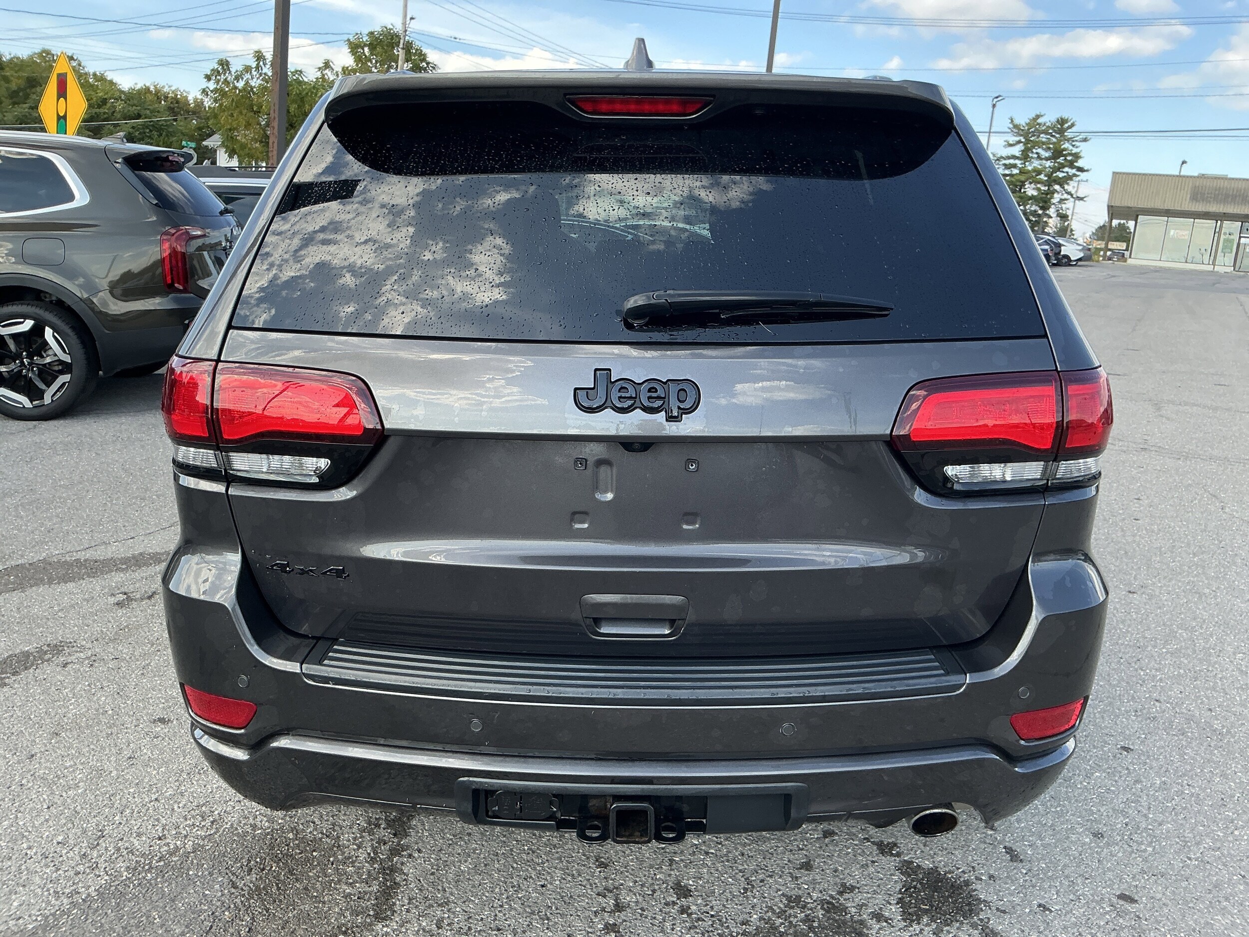 2021 Jeep Grand Cherokee Laredo X photo 2