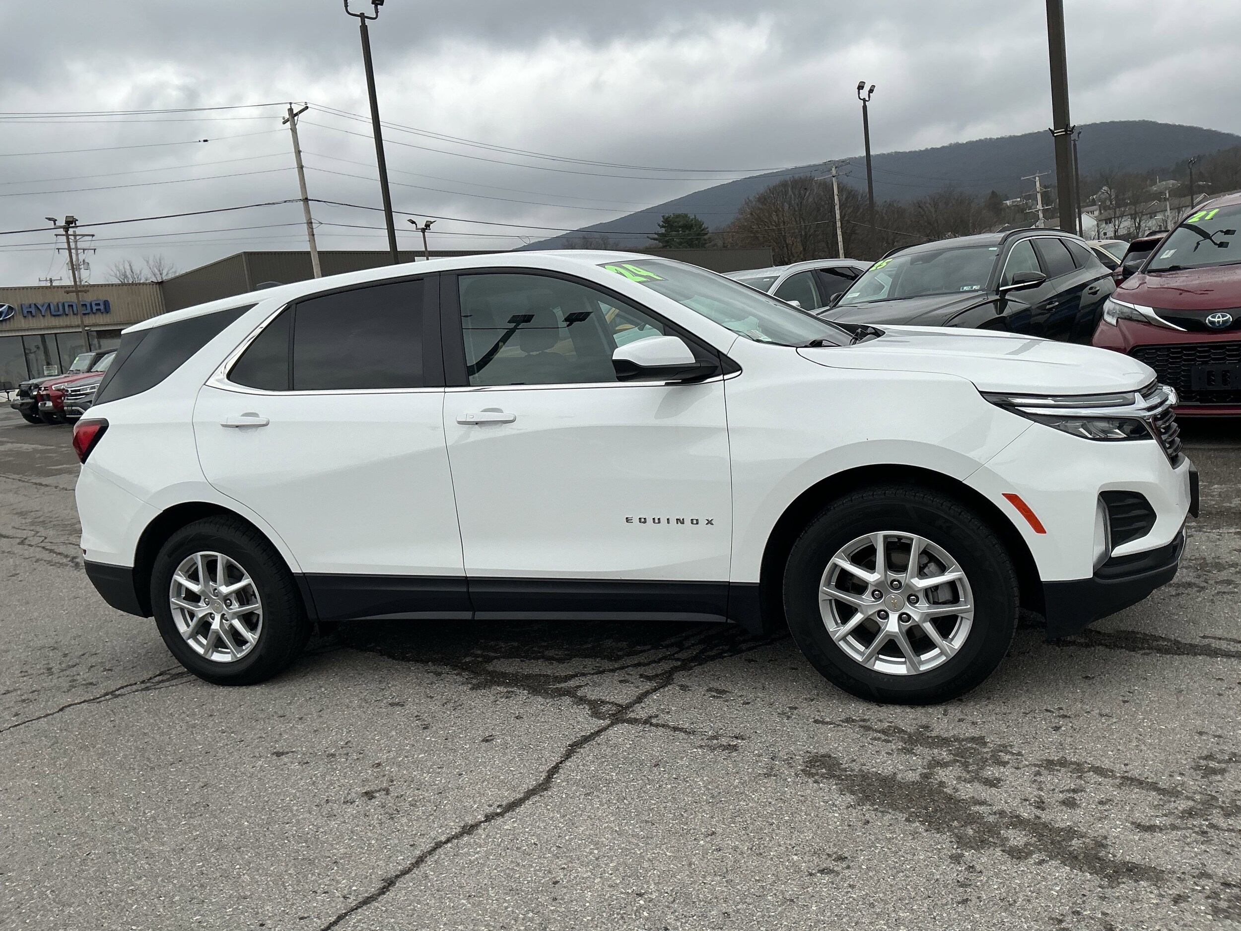 2024 Chevrolet Equinox LT photo 2